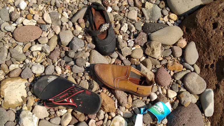 Auf der Erde liegen einzelne Schuhe.