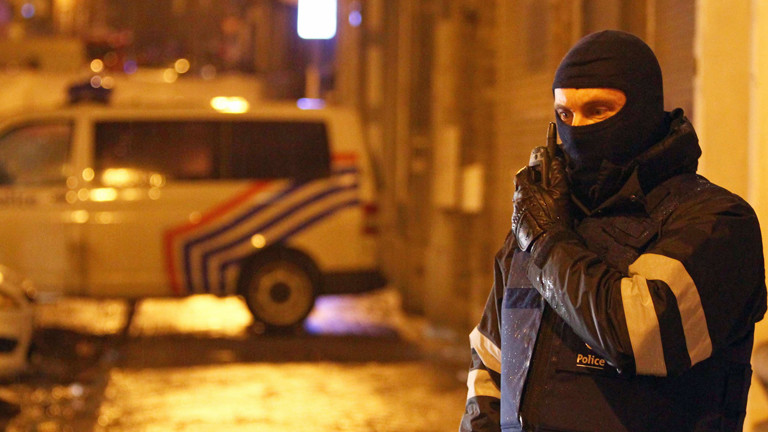 Belgischer Polizist nach der Festnahme von Islamisten