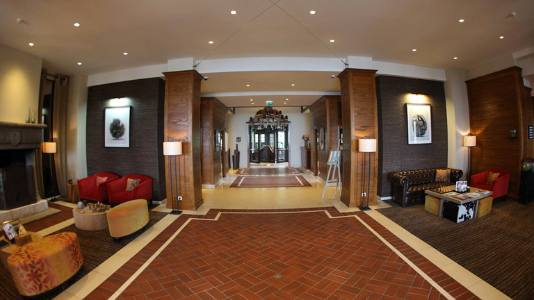 Eingang des Hotels Ermitage im französischen Evian-les-Bains. Hier wohnt die Nationalelf während der EM 2016.
