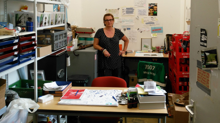 Christiane Beckmann von der Berliner Bürgerin-Initiative "Moabit hilft" steht in einem Büro.