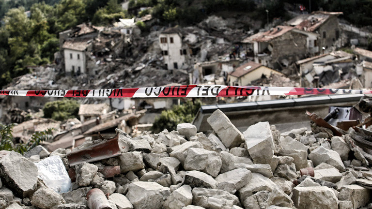 Blick auf das italienische Dorf Pescara del Tronto. Nach dem schweren Erdbeben (24.08.16) sind die Häuser zerstört, mit großen Schutthaufen dazwischen.