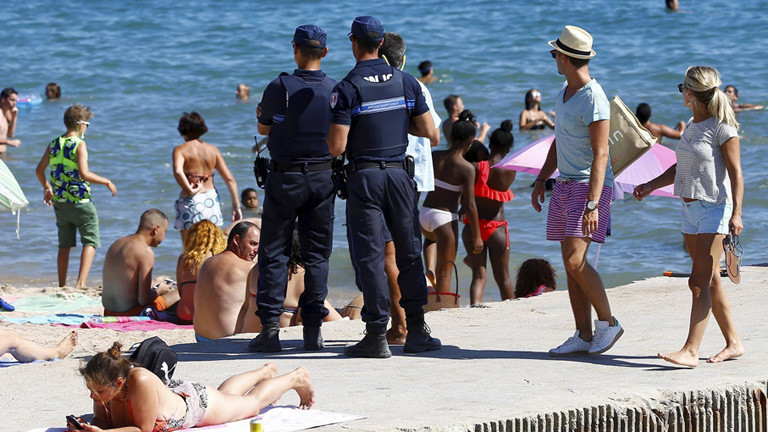 Am Strand in Frankreich patrouilliert Polizei; Foto: dpa