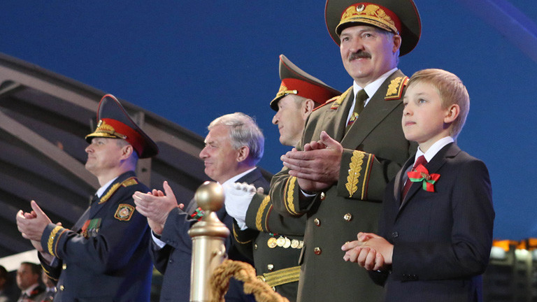 Alexander Lukaschenko bei einer Militärparade (04.07.2014). Neben ihm steht sein Sohn; Foto: dpa