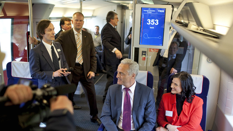 Innenansicht Transrapid bei einer Testfahrt (2010). Mit an Bord ist unter anderem der damalige Bundesverkehrsminister Ramsauer.