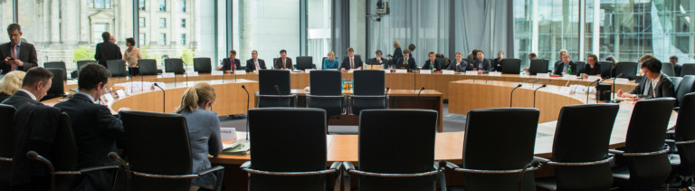 Am 7. Mai 2015 beginnt die öffentliche Sitzung des NSA-Untersuchungsausschuss. In einer großen Runde sind Tische und Stühl aufgebaut; Foto: dpa