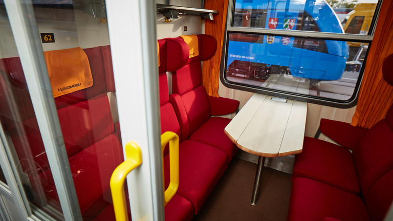 Blick in ein Zugabteil mit roten Sitzen. Die Locomore ist ein privates Bahnunternehmen; Foto: York Christoph Riccius