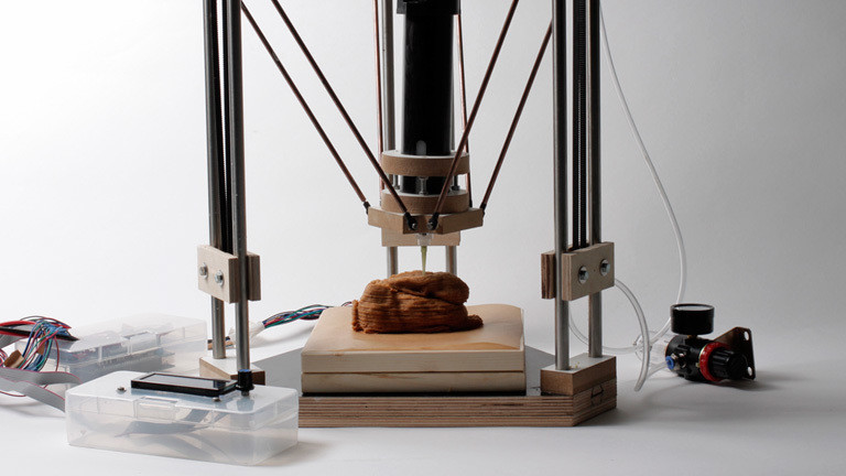 In einem 3D-Drucker wird ein falscher Hase gedruckt.