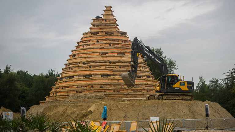 Der Anfang der Sandburg. Der Sandberg ist noch mit Holzplatten umgeben.