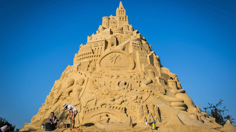 Die fast fertige Sandburg. Eine 15 Meter hohe Sandburg mit aufwendigen Verzierungen.
