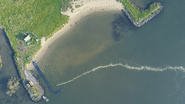Luftaufnahme des Pilot-Versuchs mit einer Great Bubble Barrier in der Ijssel