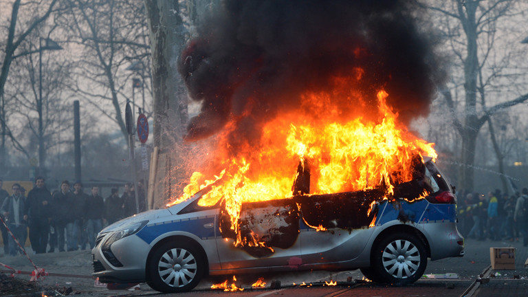 Brennendes Auto bei den Protesten.