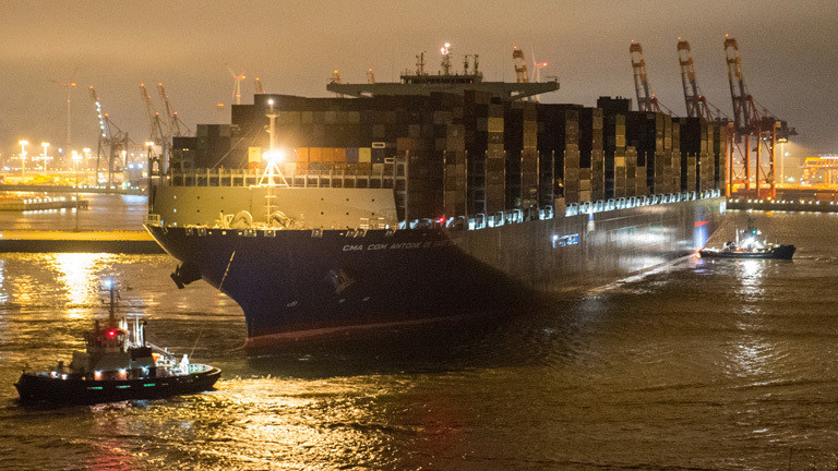 Im Hafen Hamburg fährt das Containerschiff Antoine de Saint Exupery ein; es ist das bisher größte Containerschiff in der Geschichte des Hamburger Hafens (15.03.2018); Foto: dpa