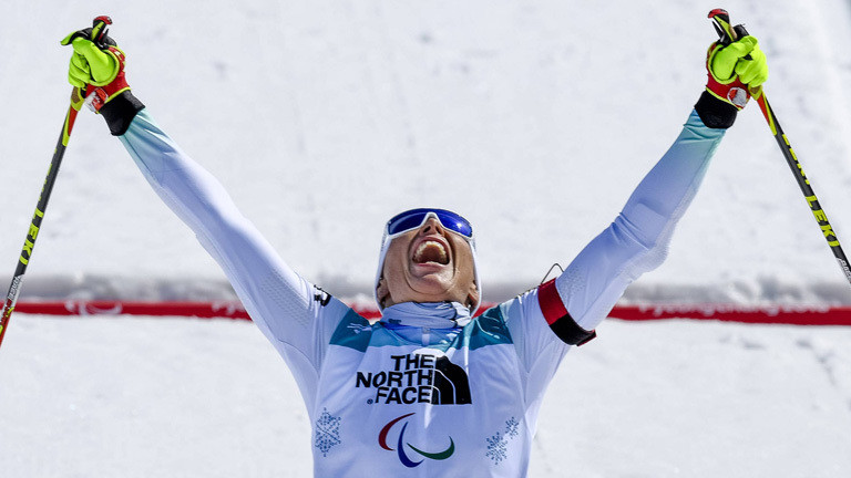 Andrea Eskau streckt beim Zieleinlauf die Arme in die Höhe; sie gewinnt Gold im Biathlon über 10 Km (13.03.2018)