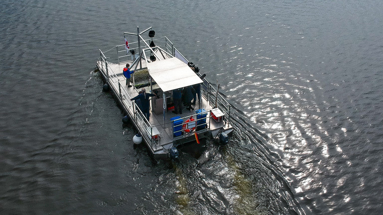 Auf der Schlei fährt ein Schiff mit einer Siebvorrichtung, um den Ostseearm von Plastikpartikeln zu säubern.