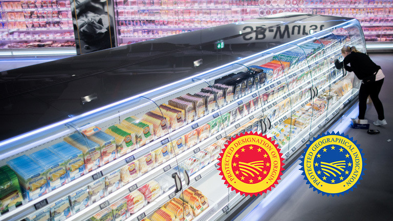 Collage: Eine Frau steht vor einem riesigen Supermarkt-Kühlregal (Foto:dpa); unten rechts finden sich die beiden EU-Siegel in rot-gelb und blau-gelb. Darauf jeweils ein angedeuteter Acker.