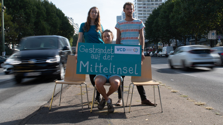 In Berlin sitzen Mitglieder und Anhänger des ökologischen Verkehrsclub VCD auf einer Mittelinsel. Sie fordern mehr fußgängerfreundliche Ampelschaltungen (18.09.2018); Foto: dpa