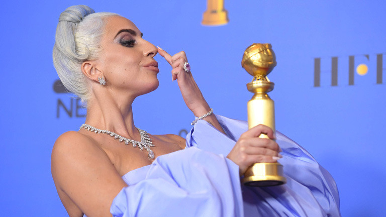 Bei den Golden Globes 2019 räumt Lady Gaga den Preis für den besten Song ab. Sie hält den Preis in den Händen.