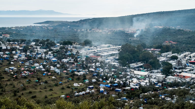Blick auf ein Flüchtlingslager auf Lesbos in der Nähe von Moria, neben Containern und Zelten sind auch viele selbstgebaute Hütten zu sehen (12.12.2019).