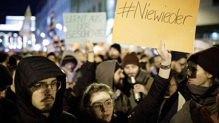 In Berlin protestieren Demonstranten vor der Parteizentrale der FDP in Berlin gegen die Wahl von Thomas Kemmerich (FDP) zum Ministerpräsidenten von Thüringen (05.02.2020).