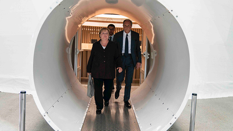 In dem Film Ökozid tritt Angela Merkel (gespielt von Martina Eitner-Acheampong) als Zeugin von Verteidiger Victor Graf (Ulrich Tukur) vor Gericht auf.