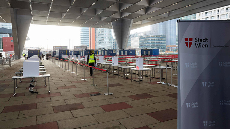 Im Austria Center Vienna in Wien wurde draußen eine Corona-Teststraße aufgebaut. Ganz viele Tische stehen in Reihen, außerdem Container (30.11.2020)