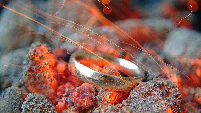 Ring auf glühenden Steinen