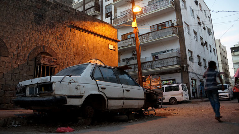 Ein zerstörtes Auto in den Straßen von Aden