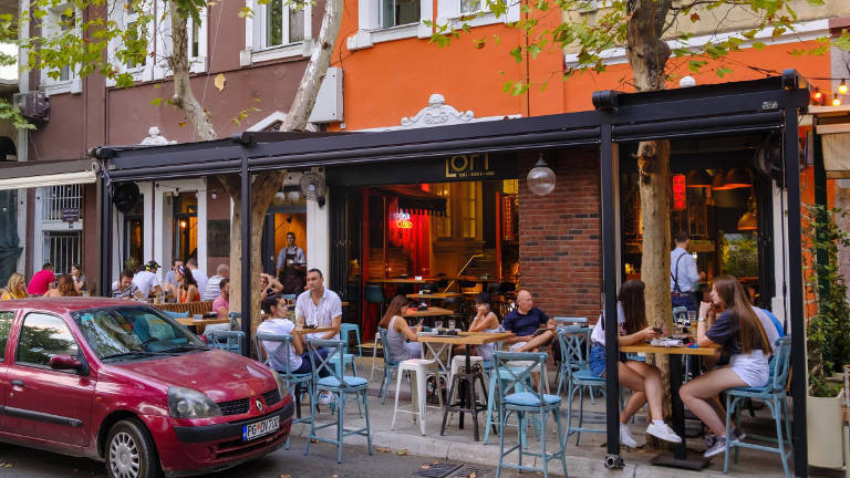 Parkplatze Werden Zu Biergarten Gaststatten Durfen Tische Und Stuhle Auf Parkplatze Stellen Dlf Nova