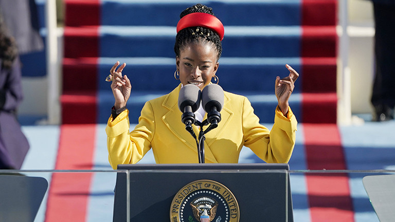 Die Lyrikerin Amanda Gorman trägt beim Amtsantritt von US-Präsident Joe Biden ein Gedicht vor (20.01.2021).