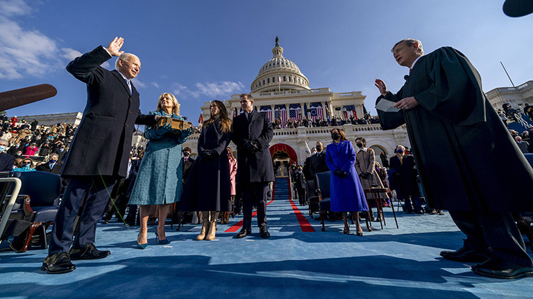 Joe Biden wird als Präsident der USA vereidigt. Neben ihm stehen seine Frau Jill und seine beiden erwachsenen Kinder (20.01.2021).