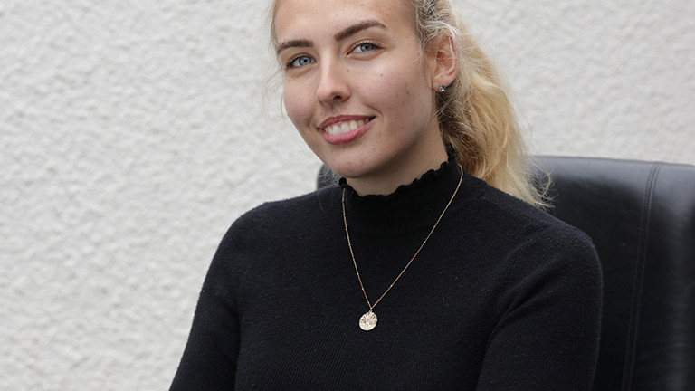 Porträtfoto von Stina Lützenkirchen; sie besucht die Programmierschule 42 in Paris.