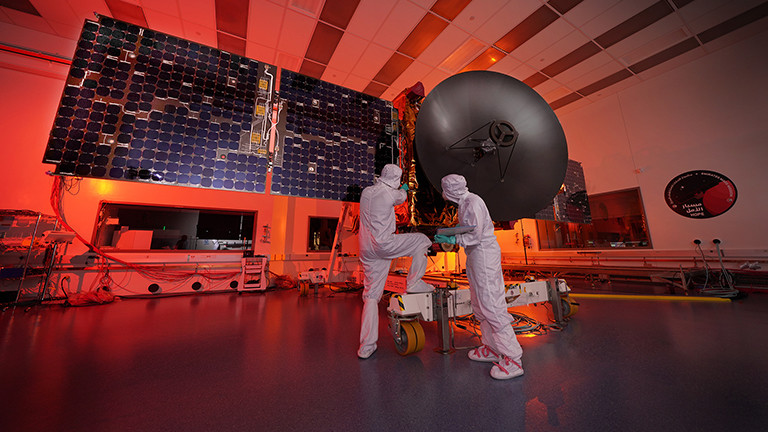 Zwei Arbeiter sind an der Marssonde Hope im Mohammed bin Rashid Space Centre beschäftigt (6.6.2019); Foto: dpa