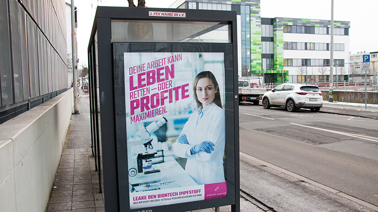 Ein Plakat an einer Bushaltestelle in Mainz wirbt für die Kampagne "Biontech Leaks" des Künstlerkollektivs Peng.