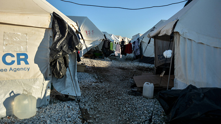 Momentaufnahme aus dem Flüchtlingslager Kara Tepe auf Lesbos; ein Kiesweg gesäumt von Zelten (11.10.2020)