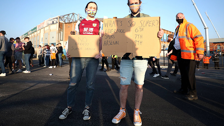 Bei einem Fußballspiel zwischen Liverpool und Leeds United in Großbritannien protestieren Fans. Liverpool will bei der Super League mitmachen (19.04.2021)