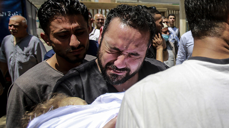 Ein Mann weint. Er trauert um ein Familienmitglied, das bei einem Angriff der israelischen Armee auf den Gaza-Streifen getötet wurde (16.05.2021); Foto: dpa