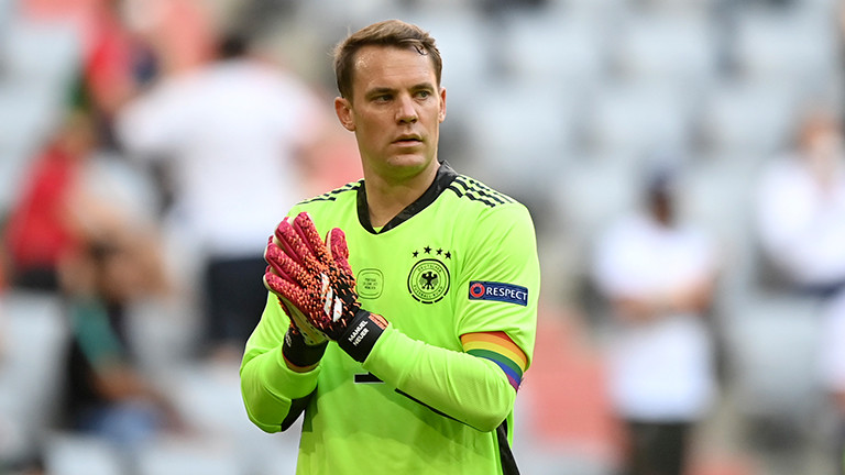 Manuel Neuer trägt beim EM-Spiel gegen Portugal eine Kapitänsbinde in Regenbogenfarben (19. Juni 2021)