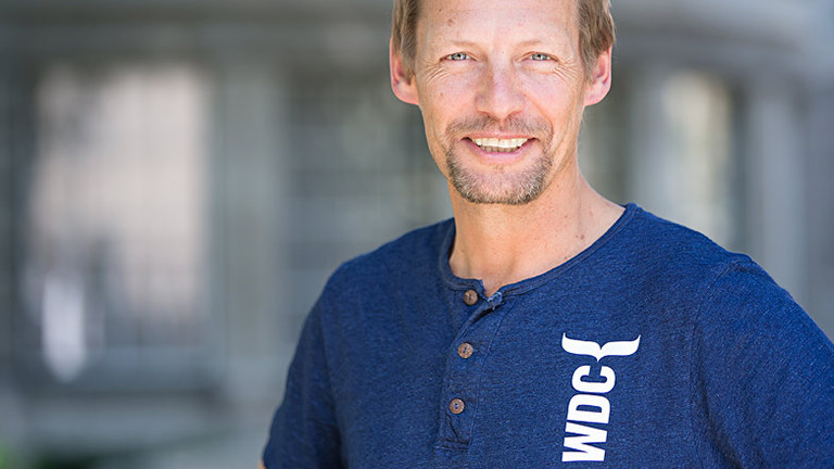 Ein Portraitfoto von dem Biologen und Walschützer Fabian Ritter.