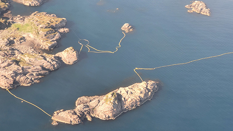 Luftaufnahme einer Bucht in Norwegen mit verschiedenen Netzen; hier sollen Zwergwale für Schalltests gefangen werden.