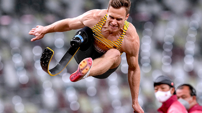 Markus Rehm bei einem Weitsprung bei den Paralympics in Tokio. Er fliegt durch die Luft. Und er holte Gold. (1.9.2021)