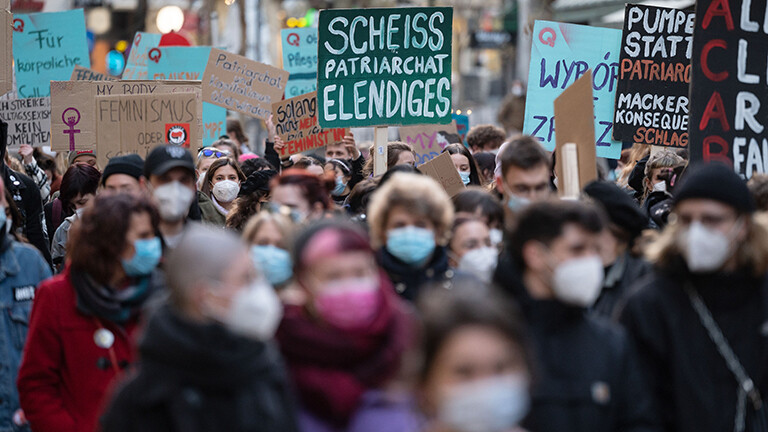 Bei einer Demo hält jemand ein Schild hoch mit der Aufschrift "Scheiß Patriarchat Elendiges". Die Demo findet am 8. März 2021 in Stuttgart zum Internationalen Frauentag statt; Foto: dpa (08.03.2021)