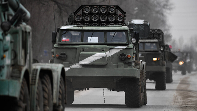 Im Norden der Krim fahren russische Kriegsfahrzeuge auf einer Straße im Konvoi (26.02.2022)