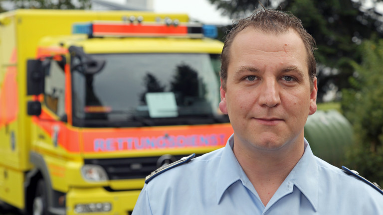 Hauptfeldwebel Jörg May steht am 24.09.2014 am Bundeswehrzentralkrankenhaus in Koblenz (Rheinland-Pfalz) vor einem Rettungswagen.