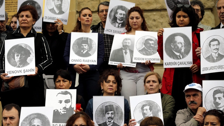 Türken und Armenier halten in Istanbul Bilder ermordeter Armenier in die Höhe