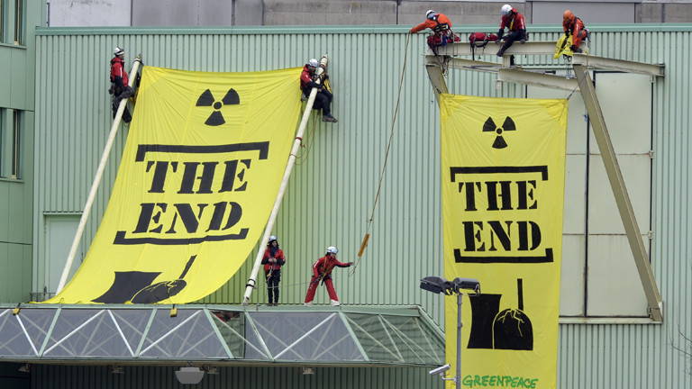 Greenpeace-Aktivisten hängen gelbe Banner mit dem Schriftzug "The End" an die Reaktoren des Atomkraftwerks Beznau.