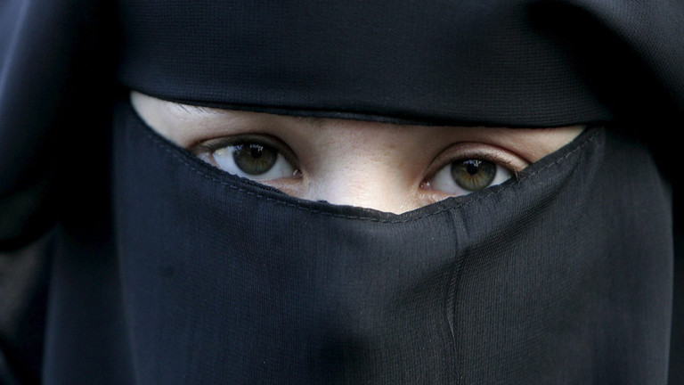 Eine Frau trägt bei einer Demonstration gegen das Verbot einer Vollverschleierung am 30.11.2006 in Den Haag eine Burka.