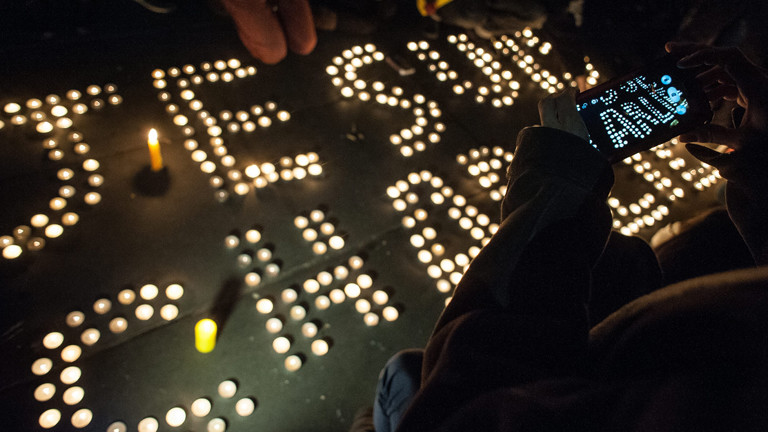 Gedenken an die Mordopfer von Charlie Hebdo auf dem Place de la Republique in Paris