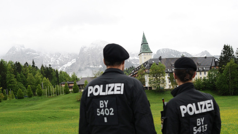 Zwei Polizisten stehen am 26.05.2015 in Elmau (Bayern) vor dem Schloss Elmau, wo vom 07. bis 08.06.2015 der G7-Gipfel stattfindet.
