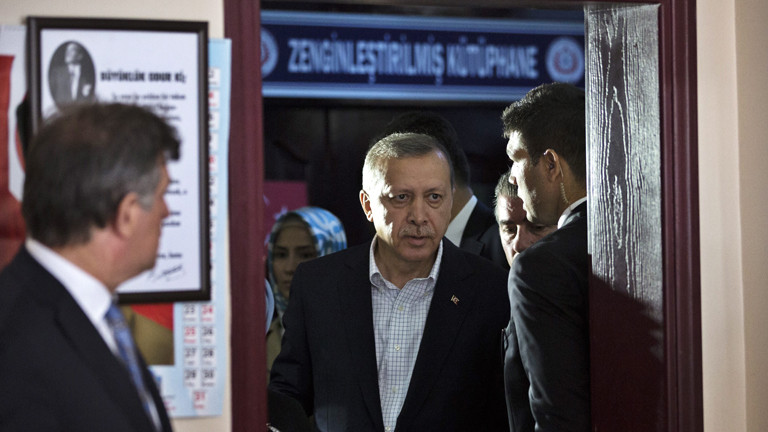 Recep Tayyip Erdoğan bei der Stimmabgabe