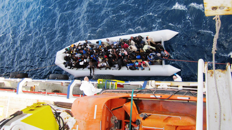 Die Aufnahme vom 05.02.2015 zeigt ein Flüchtlingsboot neben dem Frachtschiff "OOC Cougar".